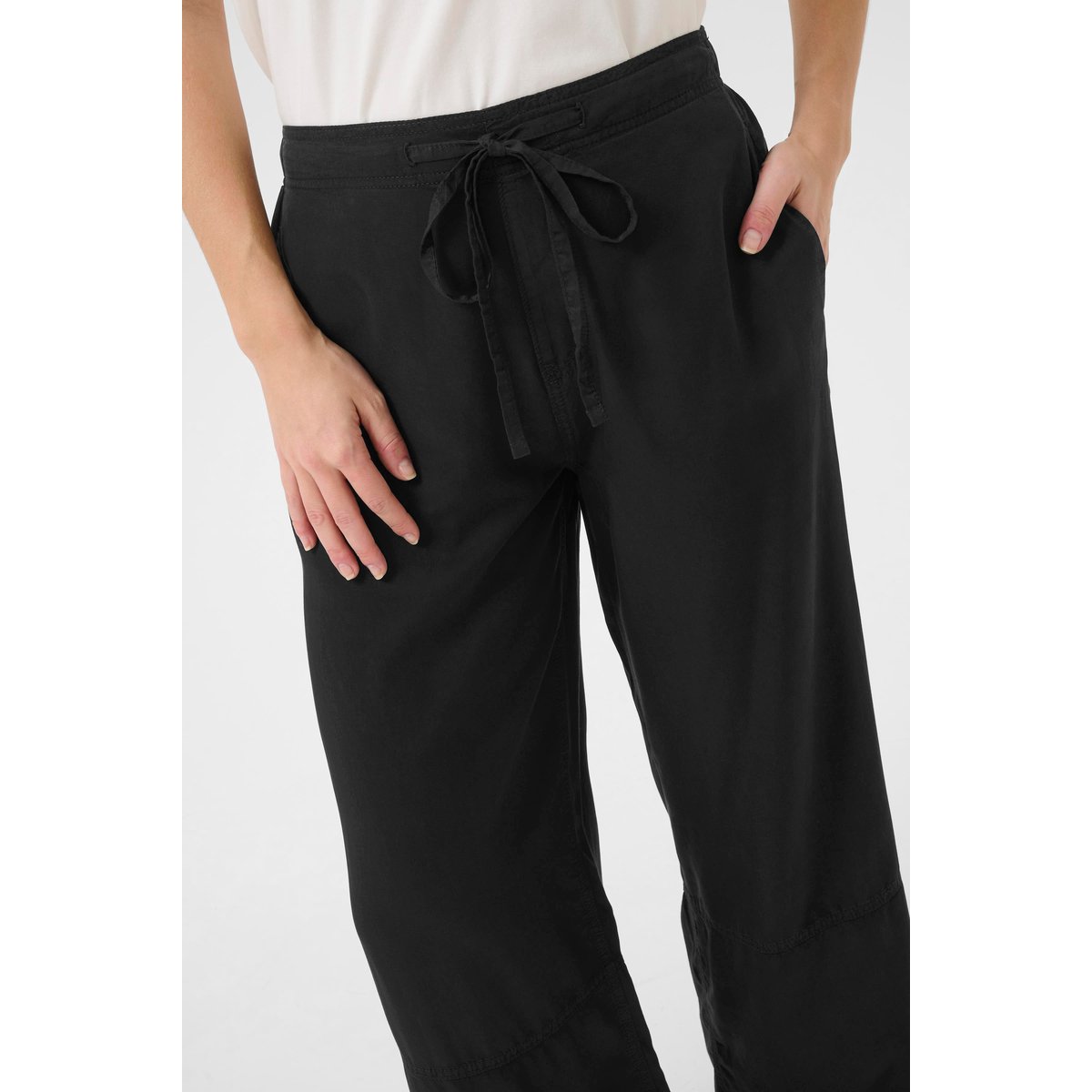 Pantalon casual noir, CULTURE