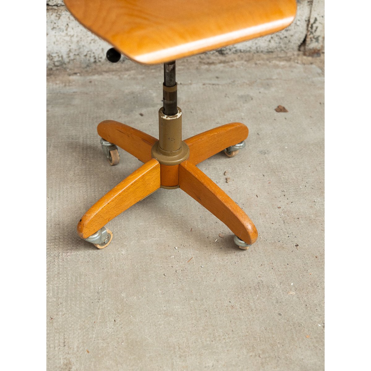 Chaise de bureau contemporaine Alma N°1770 - Bon état beige, DEBONGOUT