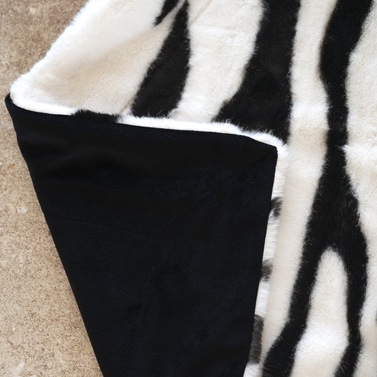 Plaid doux à motif zèbre avec dos en velours - QABANE noir, HOME MAISON