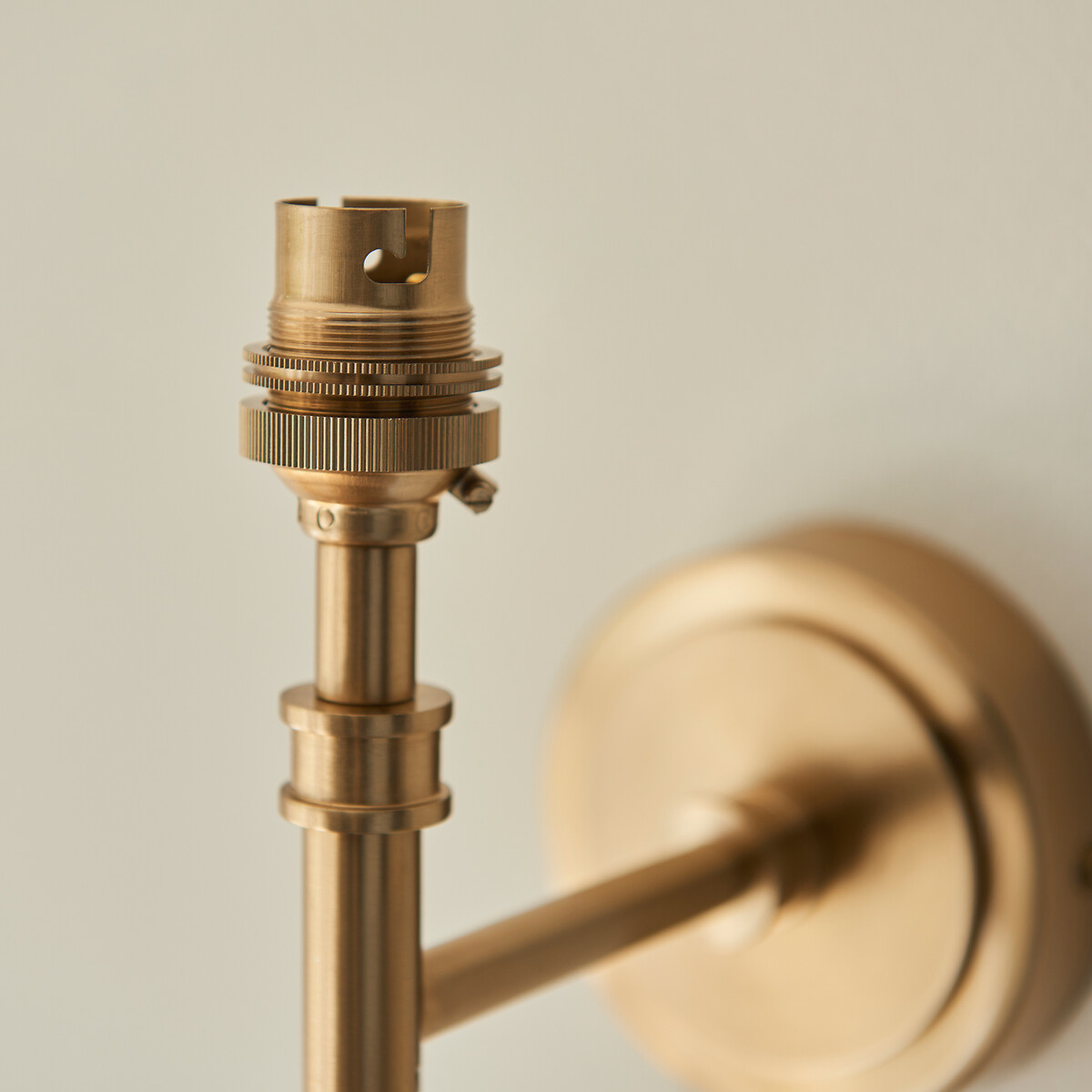 Chad Wall Light in Aged Brass aged brass, ÉDITÉ