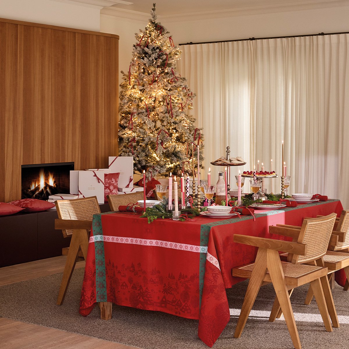 Serviette de table Sous les étoiles rouge houx, LE JACQUARD FRANCAIS
