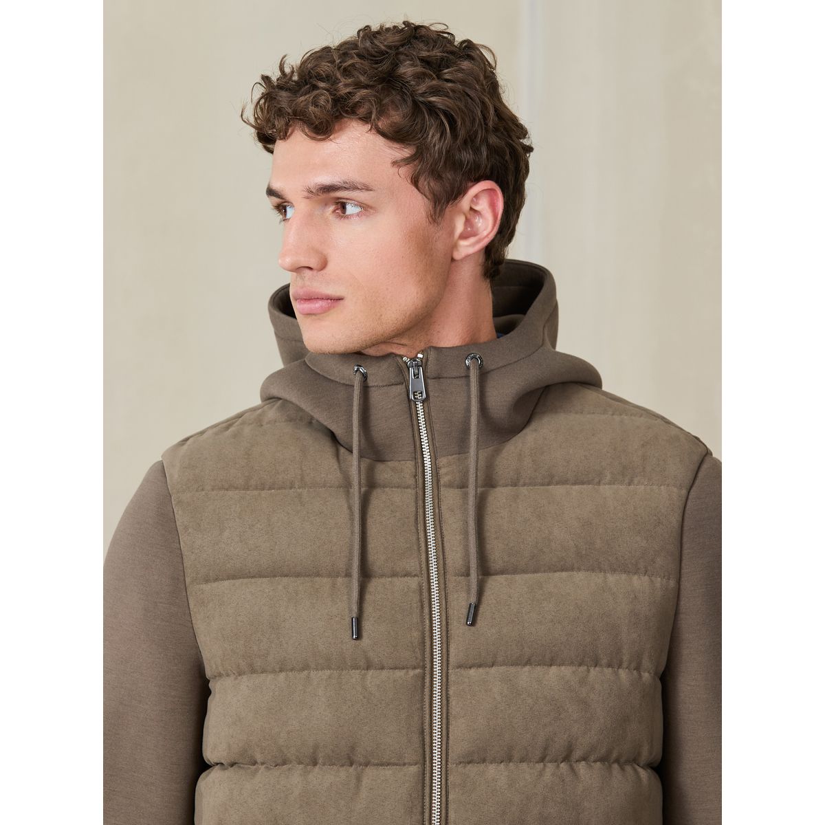 Veste à capuche matelassée hybride daim synthétique neutre, NEXT