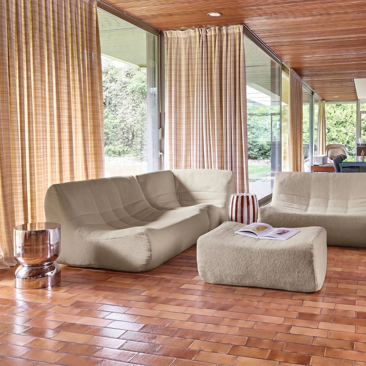 Canapé d'angle compressé modulable 5 places avec repose pied bouclette texturée SOKOL beige, SWEEEK