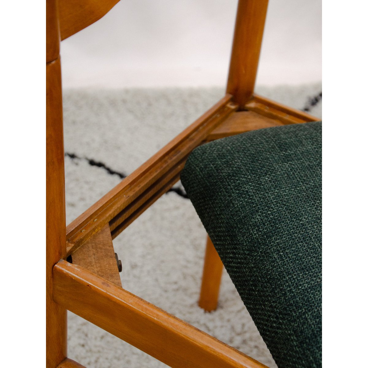 Lot de 6 chaises en hêtre Alma N°2135 - Bon état bois clair, DEBONGOUT