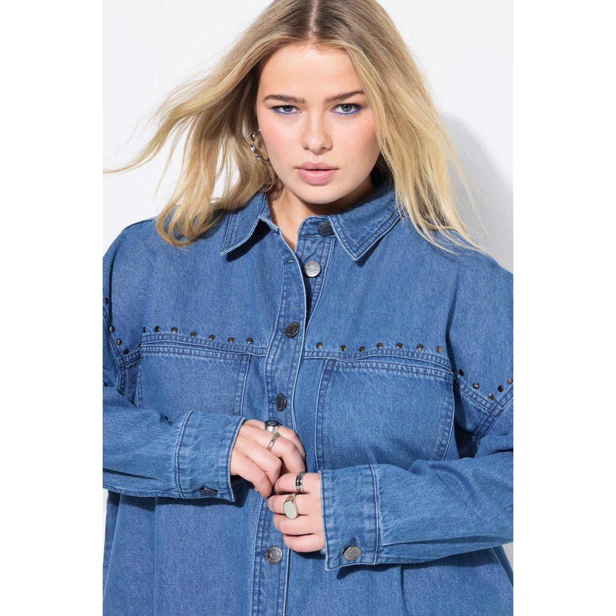 Chemise en jean oversize. Rivets fantaisie bleu jean, STUDIO UNTOLD