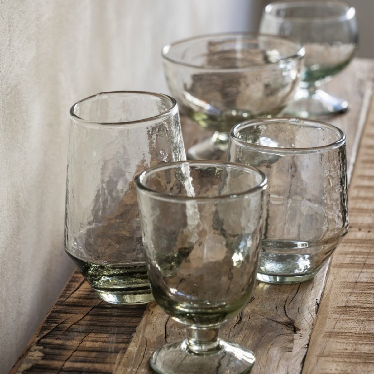 Verre à pied martelé artisanal transparent, MADAM STOLTZ