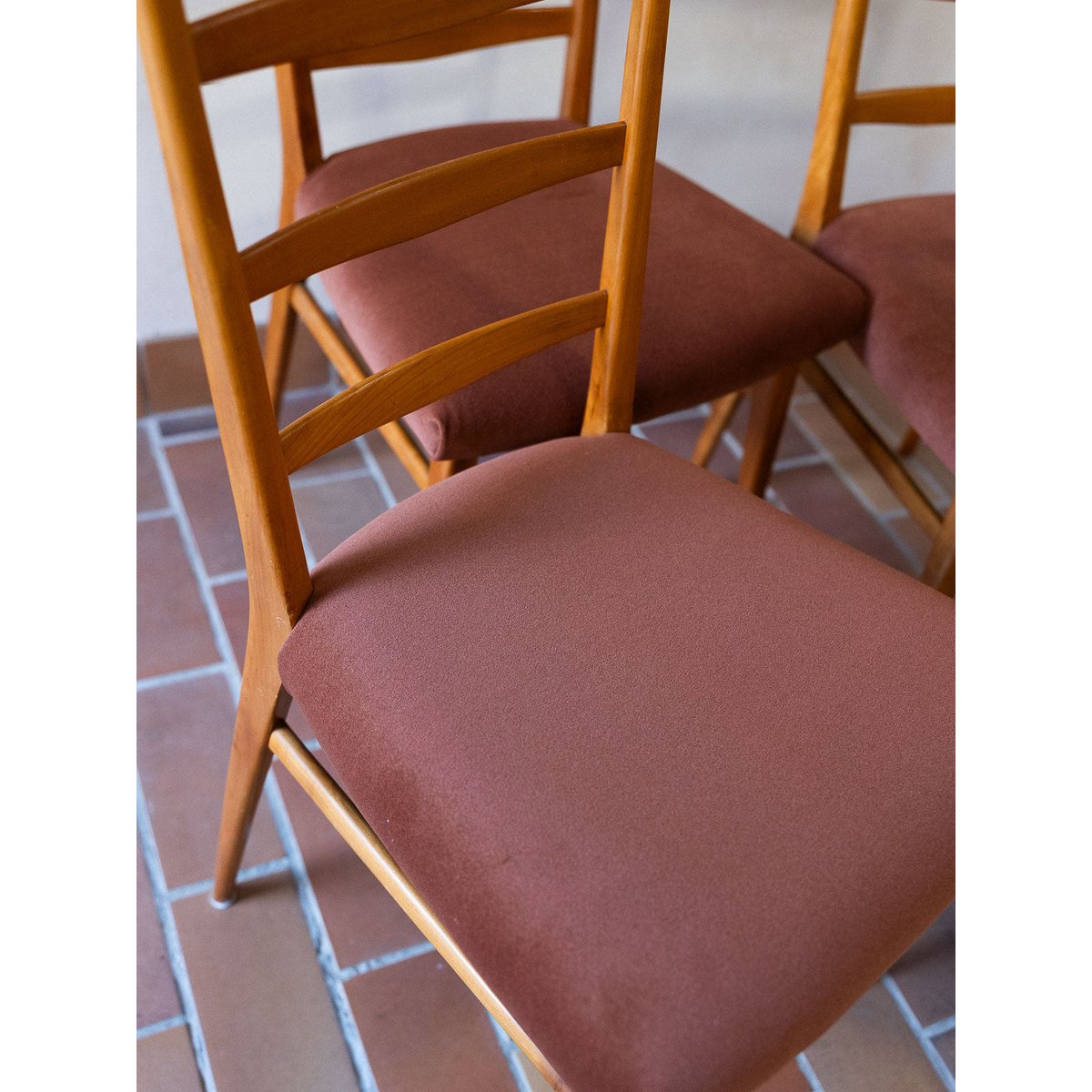 Lot de 4 chaises au tissu terracotta Alma N°1799 - Bon état terracotta, DEBONGOUT