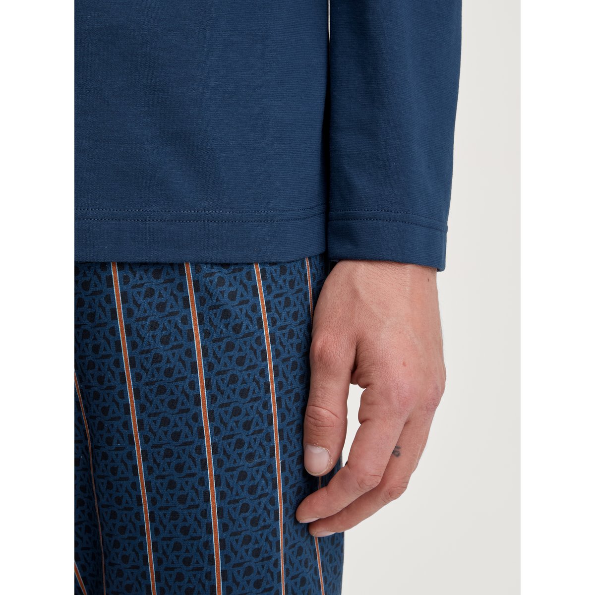 Pyjama, longue manches longues Coton RELAX IMPRINT insigne bleu, CALIDA