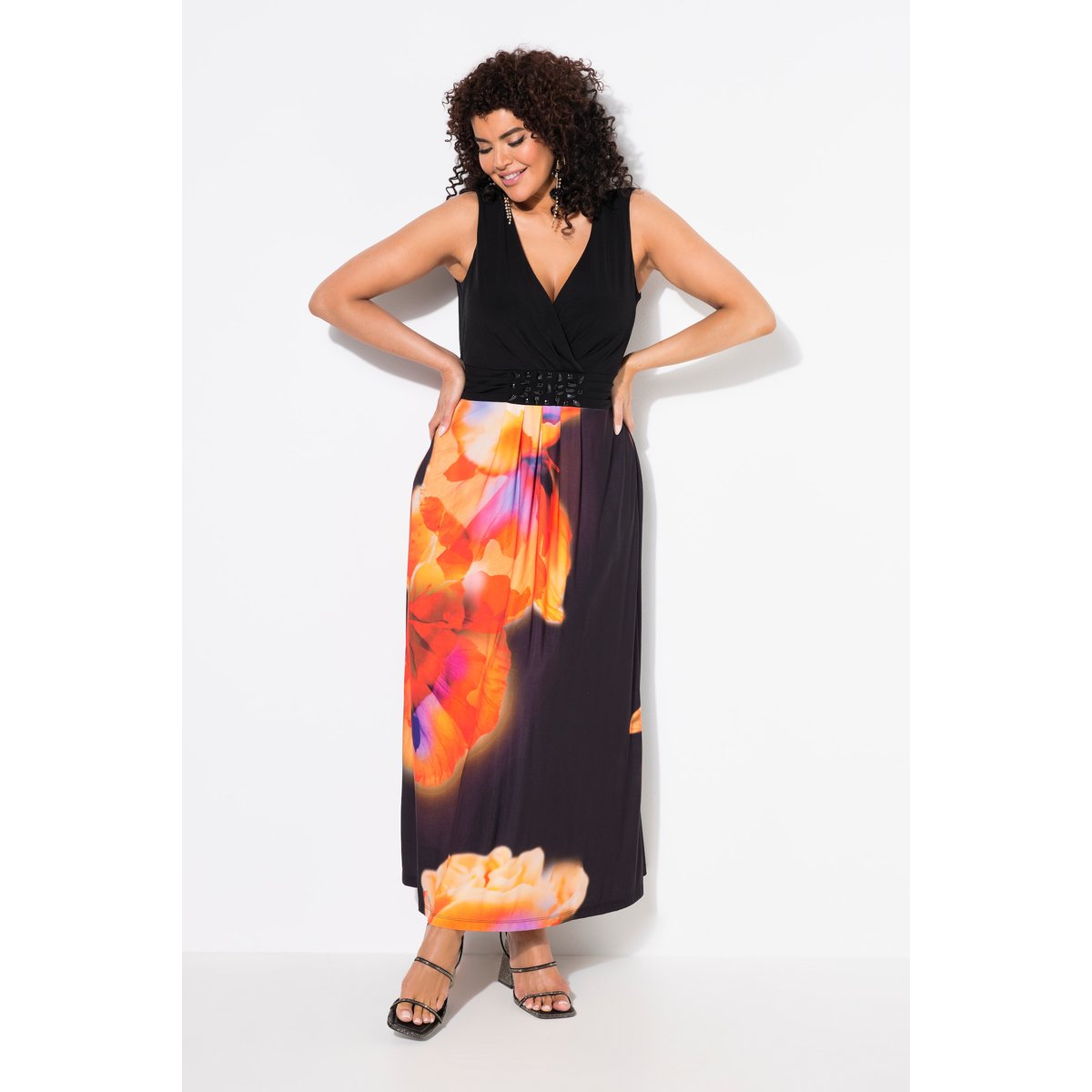 Robe maxi sans manches. Motif fleurs XL. noir, ULLA POPKEN