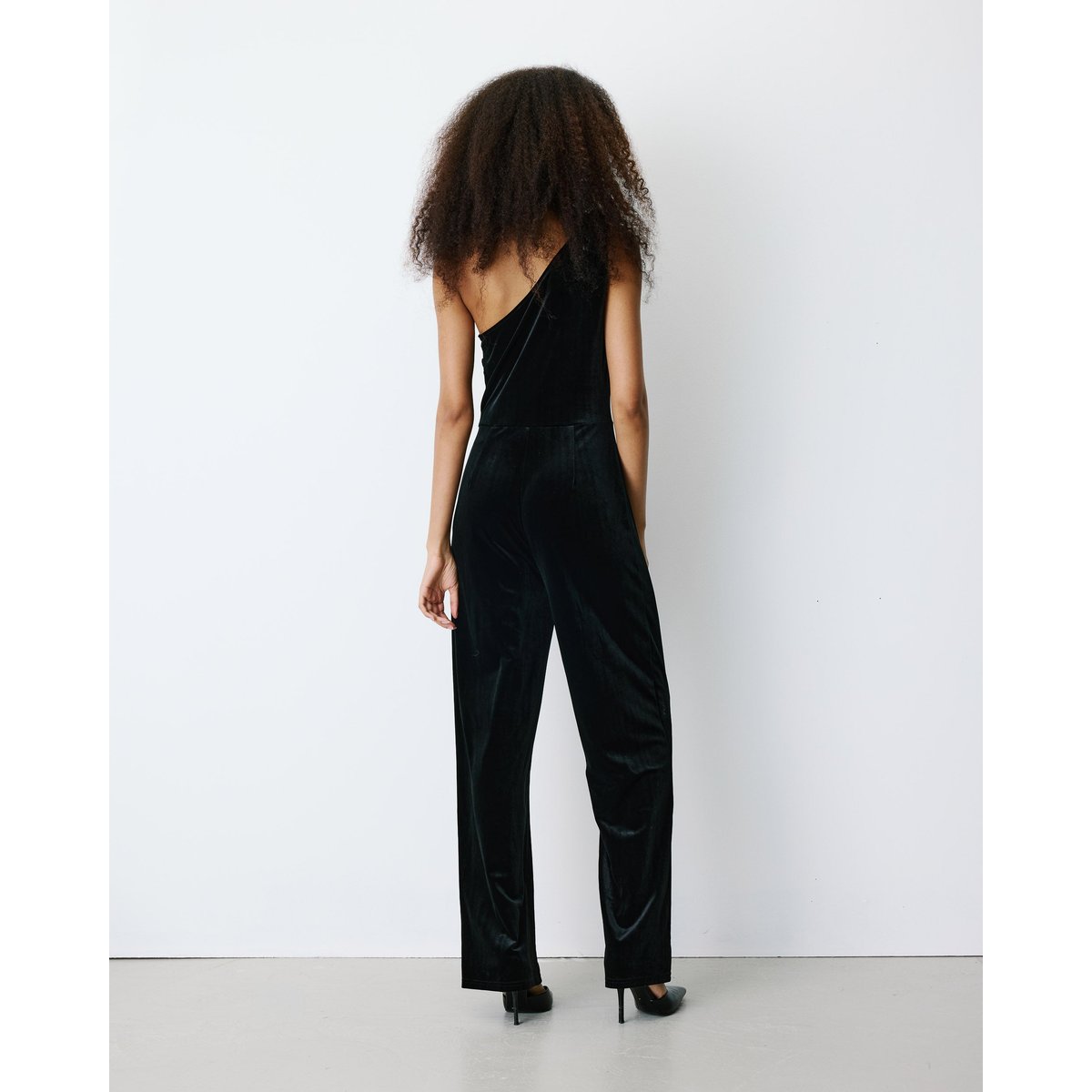 Combinaison ajustée asymétrique en velours noir Brielle noir, GRACE & MILA