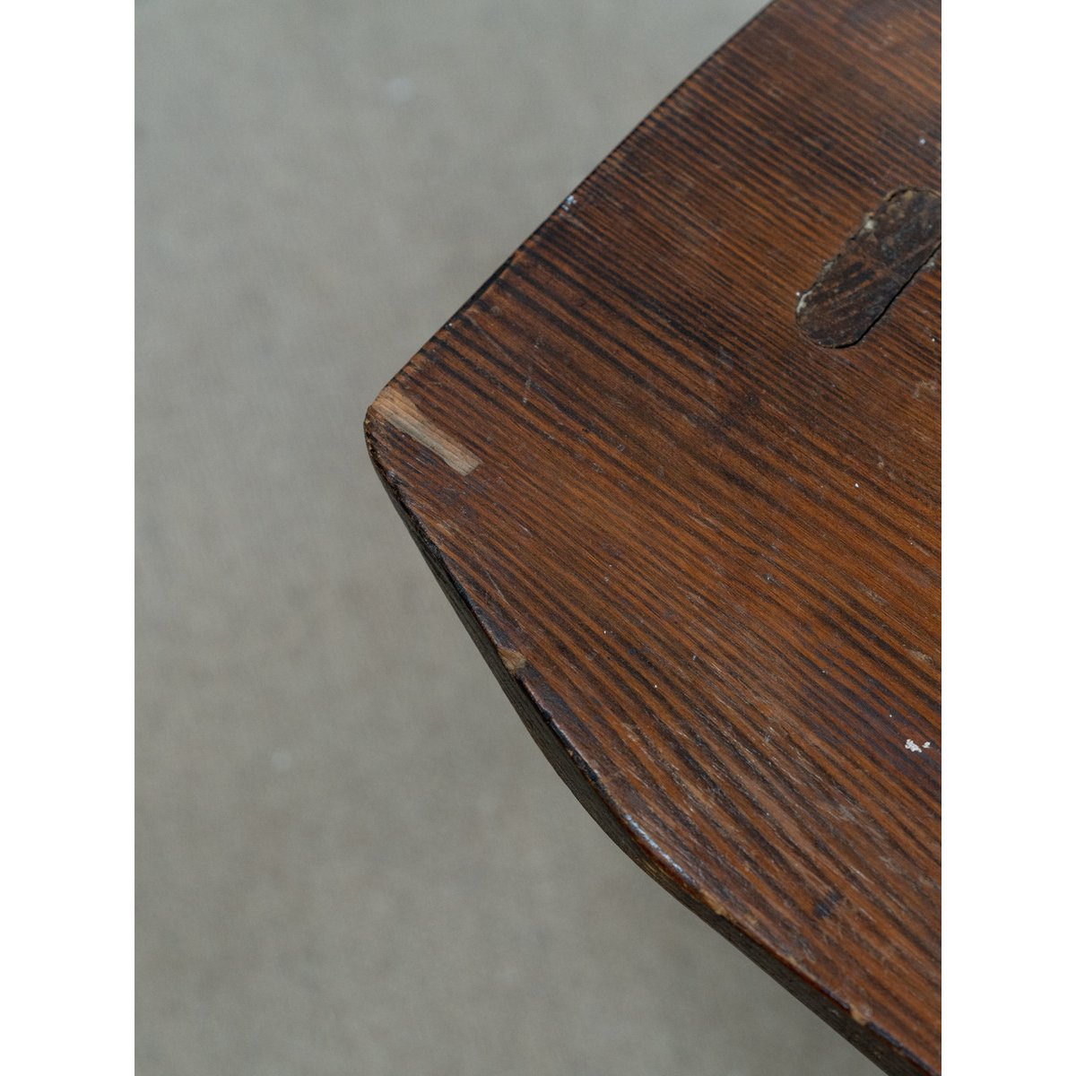 Table brutaliste et ses cinq tabourets Ange N°25 - Bon état bois foncé, DEBONGOUT