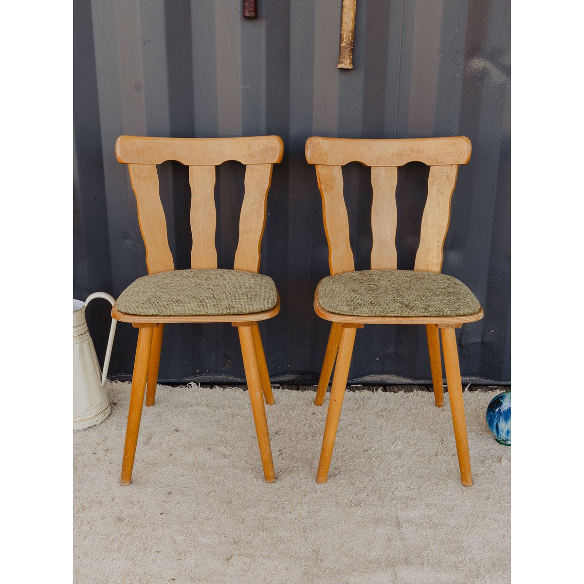 Paire de chaises en bois et tissu vert Alma N°1870 - Bon état bois clair, DEBONGOUT