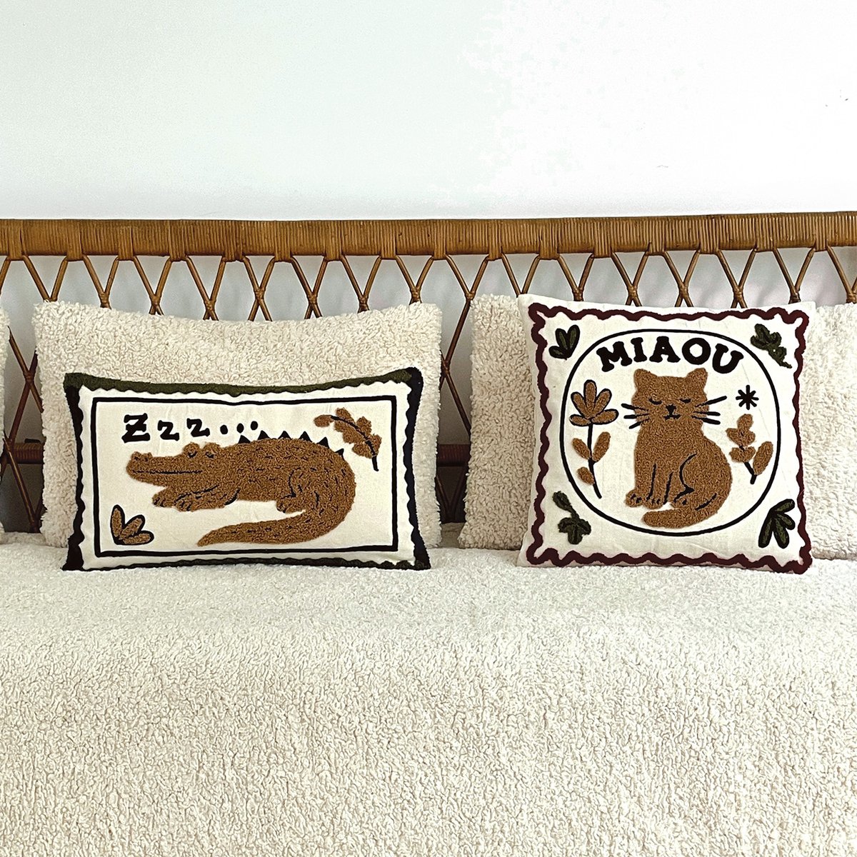 Coussin brodé motif chat décoratif marron foncé, OPJET