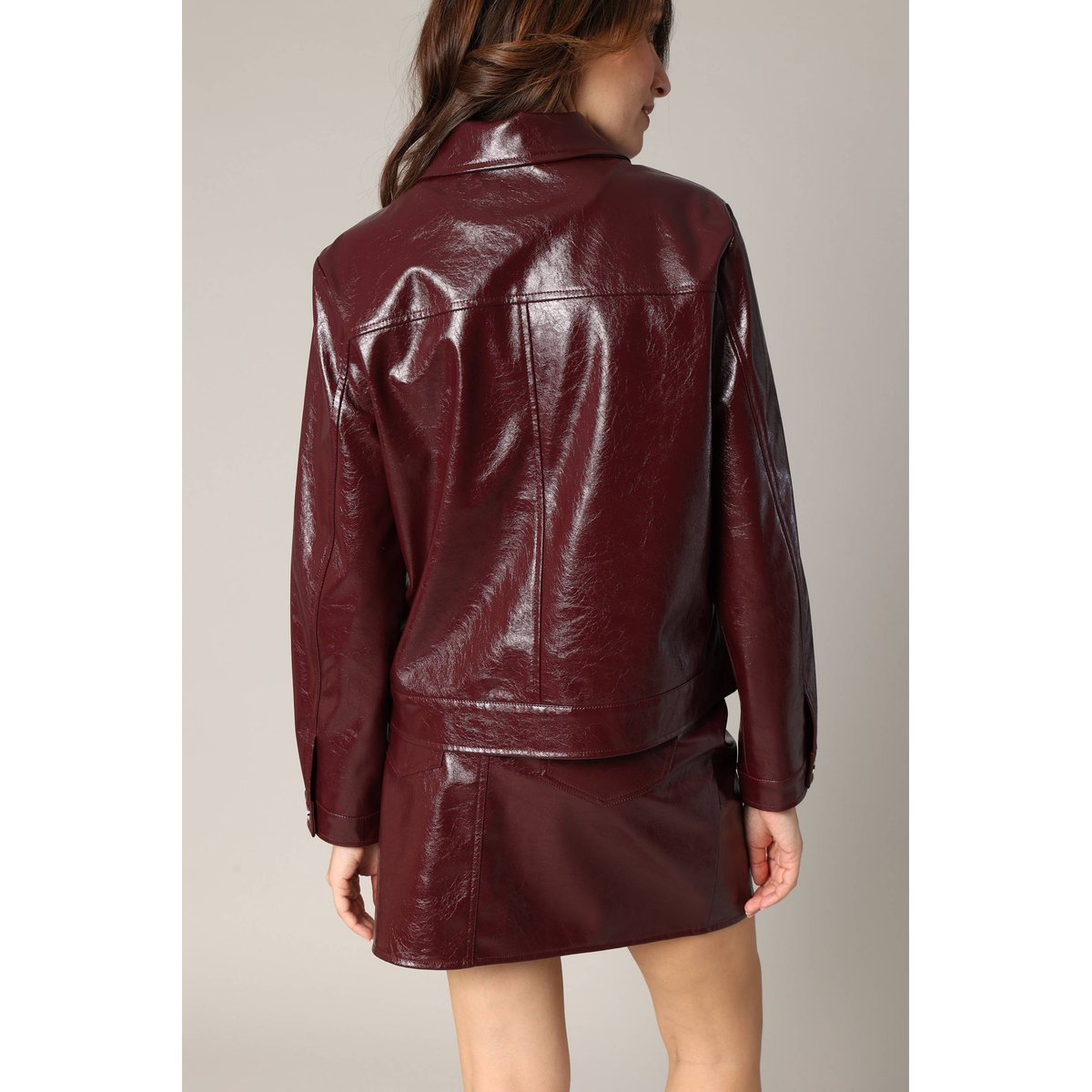 Veste en similicuir brillant avec poches poitrine à rabat JUNON prune, DEELUXE