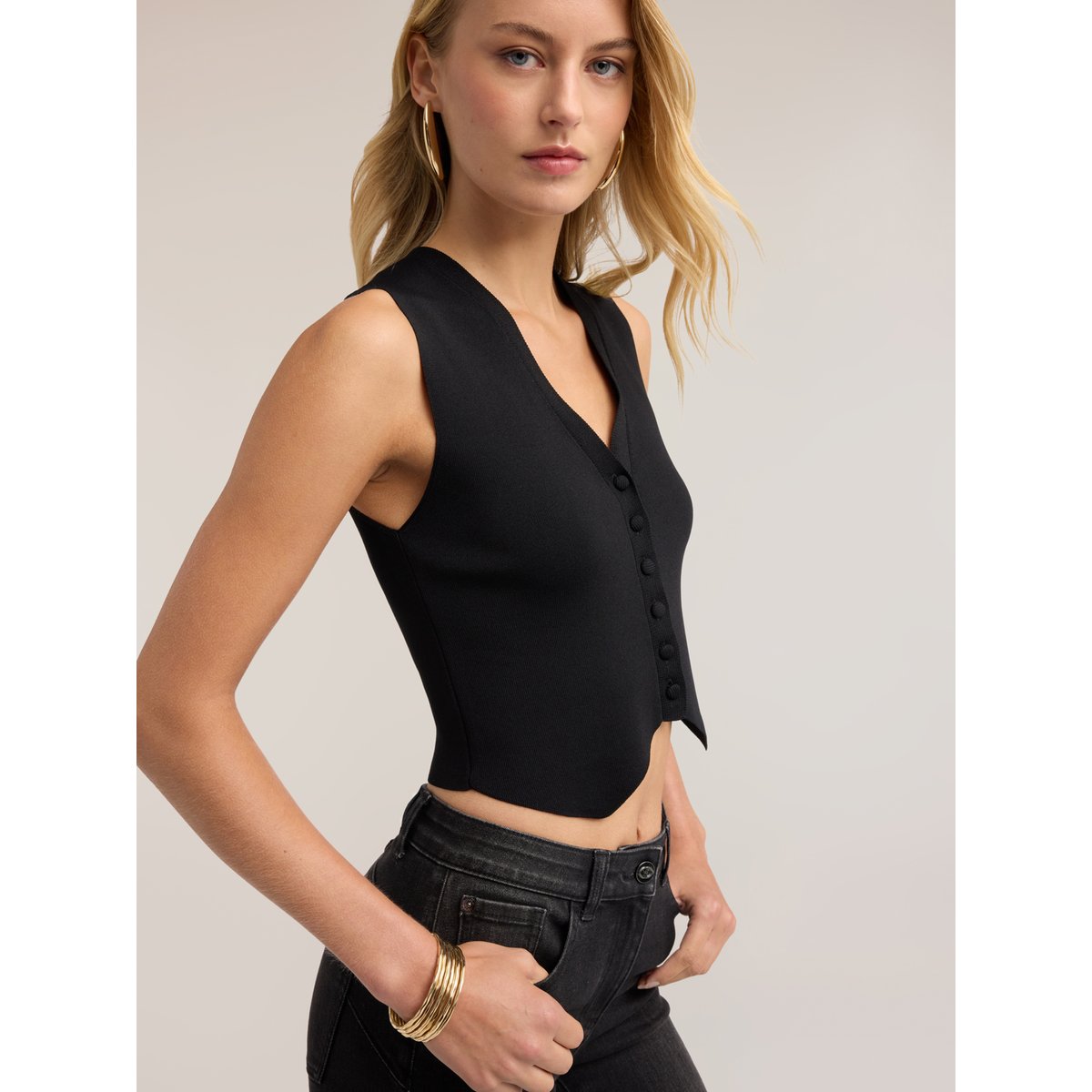 Gilet fin noir, MOTIVI