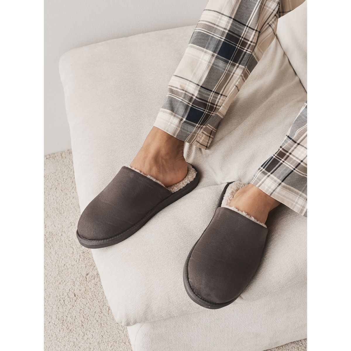 Chaussons mules en micro daim gris, NEXT
