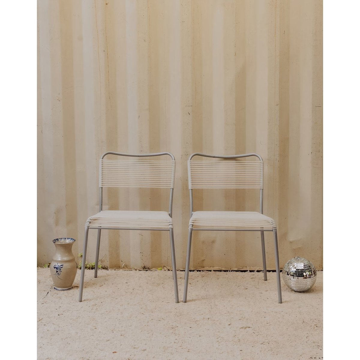 Paire de chaises en métal gris et scoubidou blanc Alma N°1854 - Bon état gris, DEBONGOUT