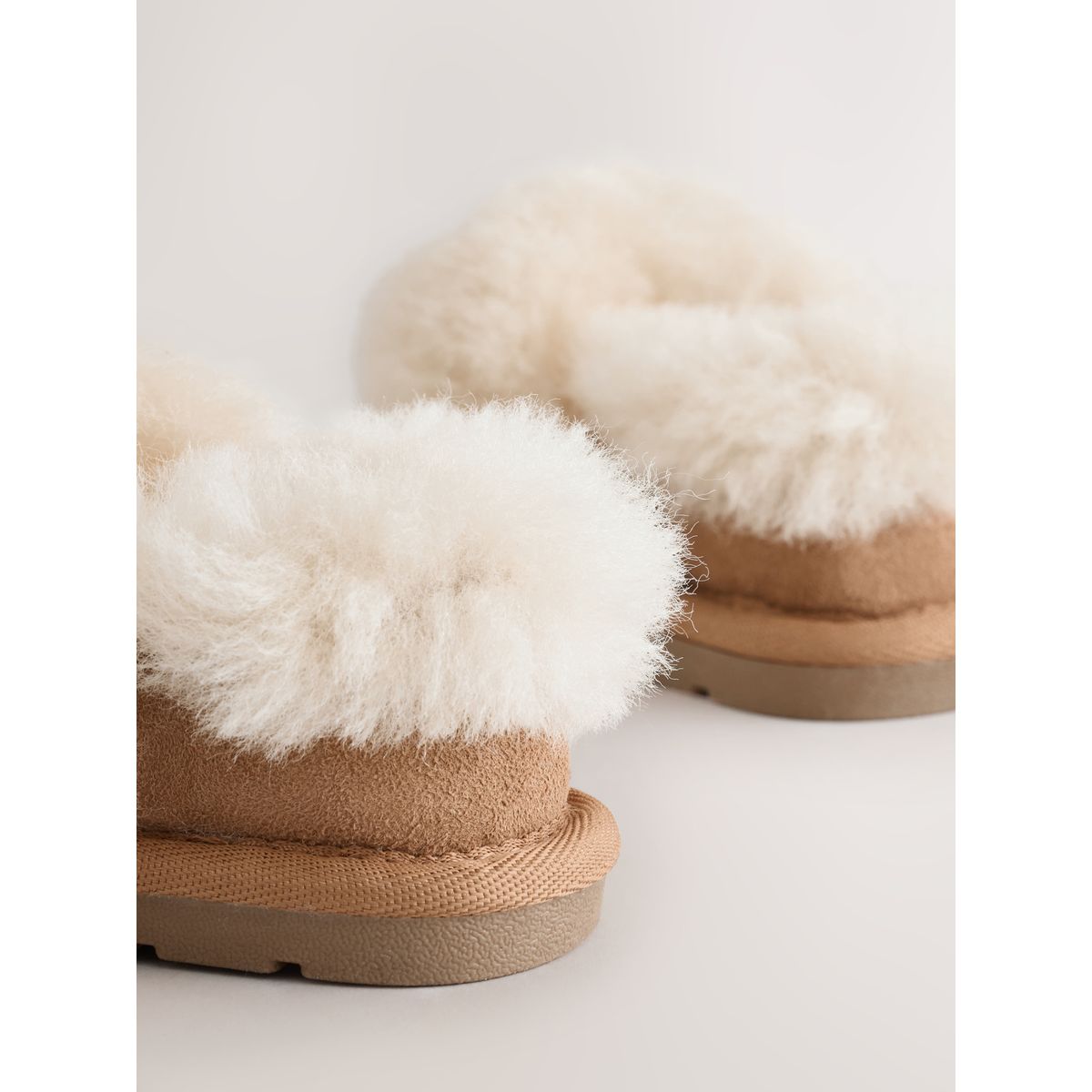 Chaussons en daim doublés de peau mouton marron fauve, NEXT