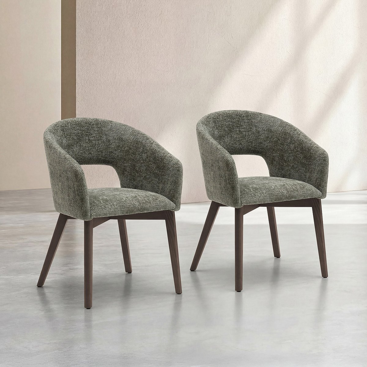 Lot de 2 chaises en tissu chenille et noyer avec accoudoirs RUSTI vert, HABITAT