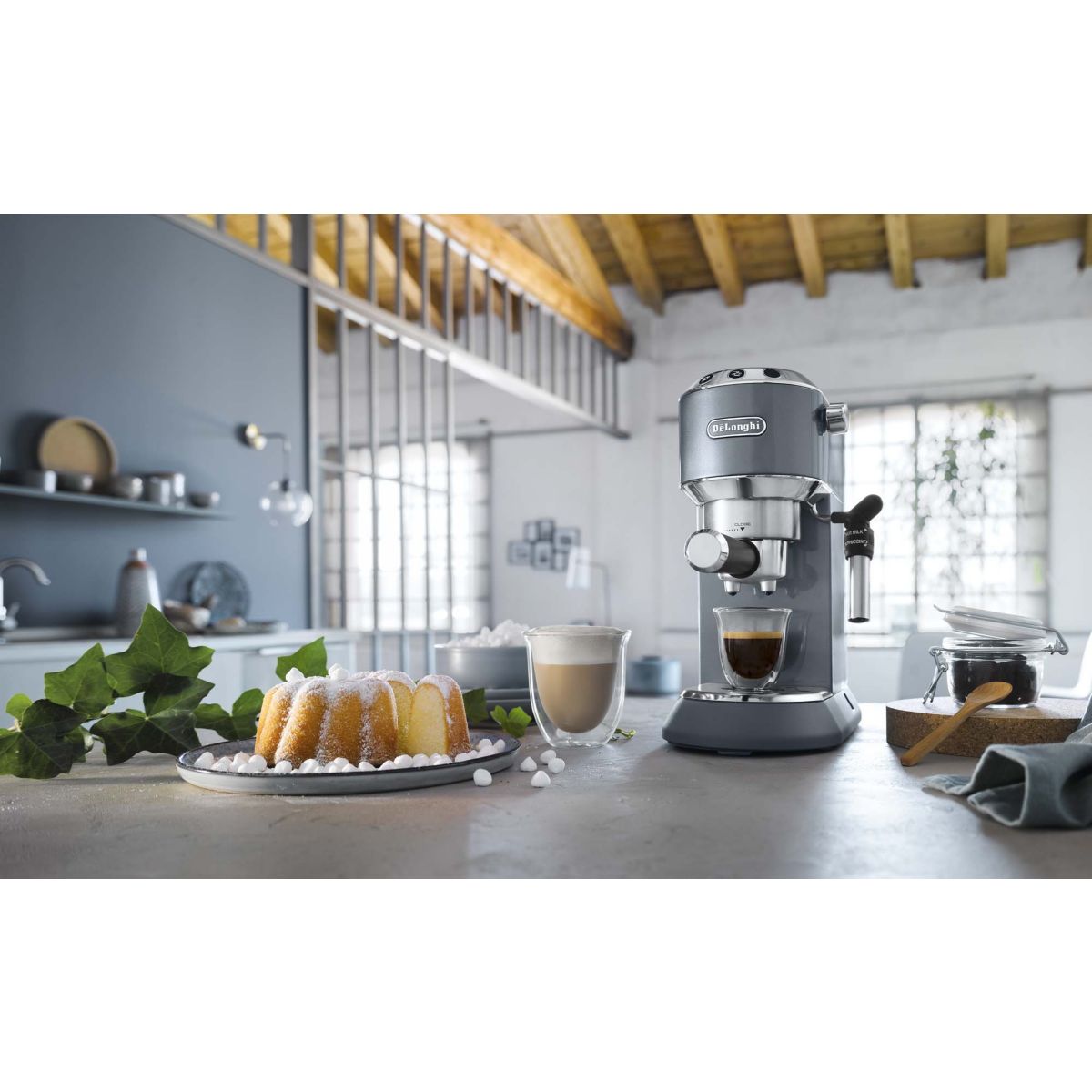 Machine à expresso Dedica Arte EC785.AE bleu + kit barista bleu, DELONGHI