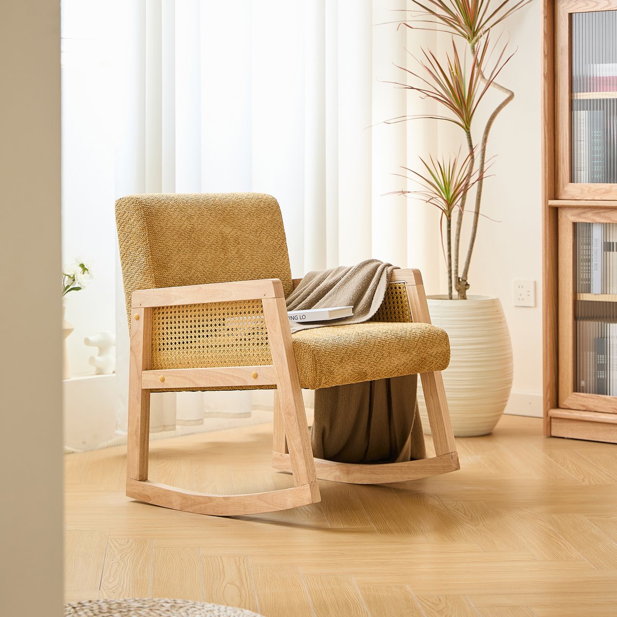 Rocking chair bois massif, rotin et tissu, BORGO jaune, NORDLYS
