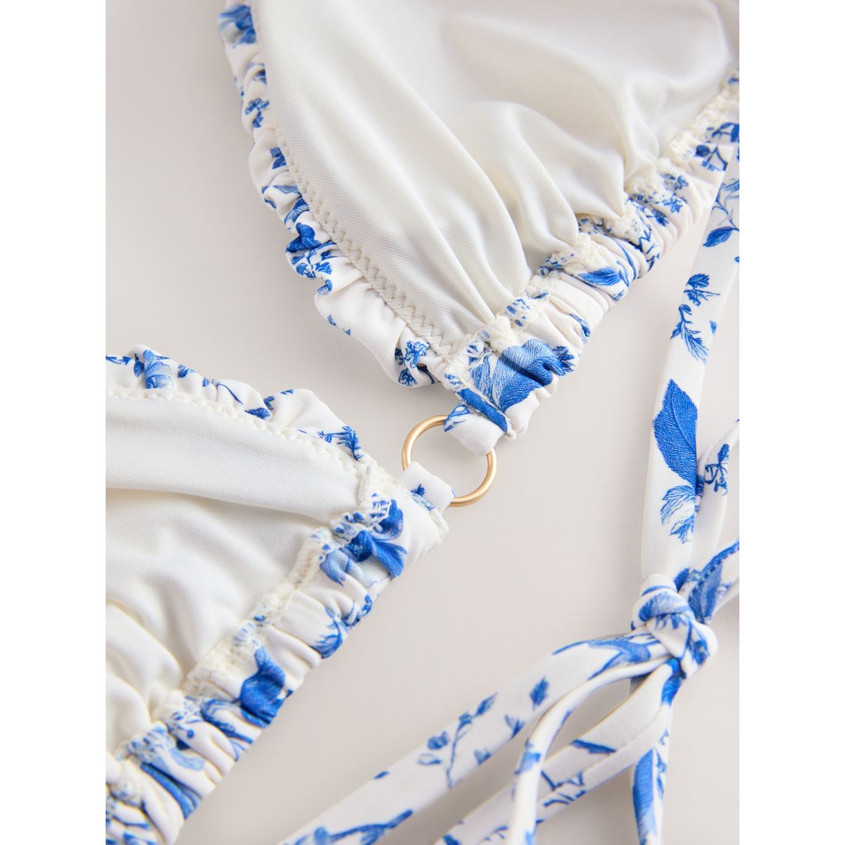 Haut de bikini triangle froncé blanc/bleu ditsy floral, NEXT