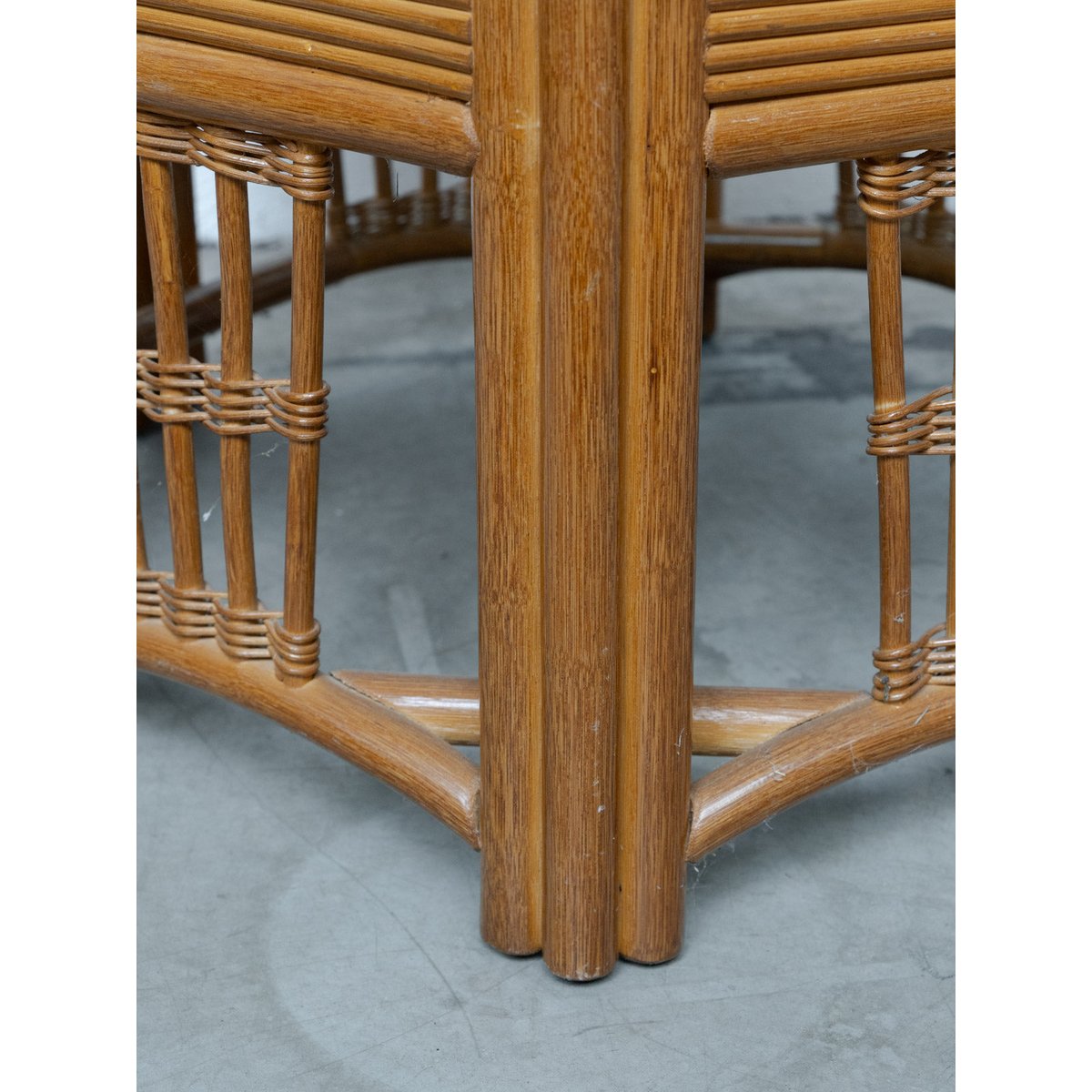 Table basse hexagonale en rotin et verre fumé Donna N°1636 - Bon état fumé, DEBONGOUT