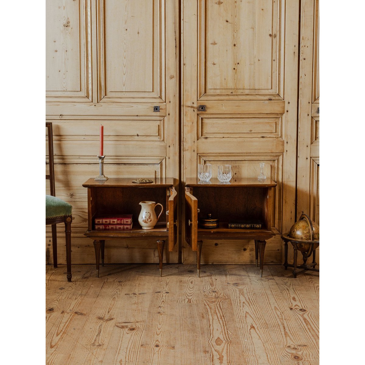 Paire de tables de chevet en bois Odile N°1423 - Bon état bois foncé, DEBONGOUT