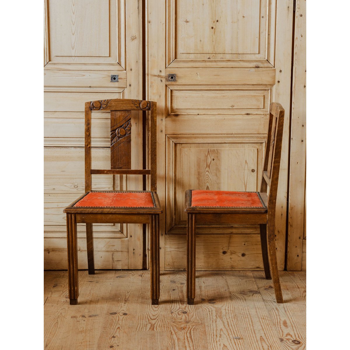 Lot de 6 chaises en bois et velours rouge Claude N°1352 - Bon état bois foncé, DEBONGOUT
