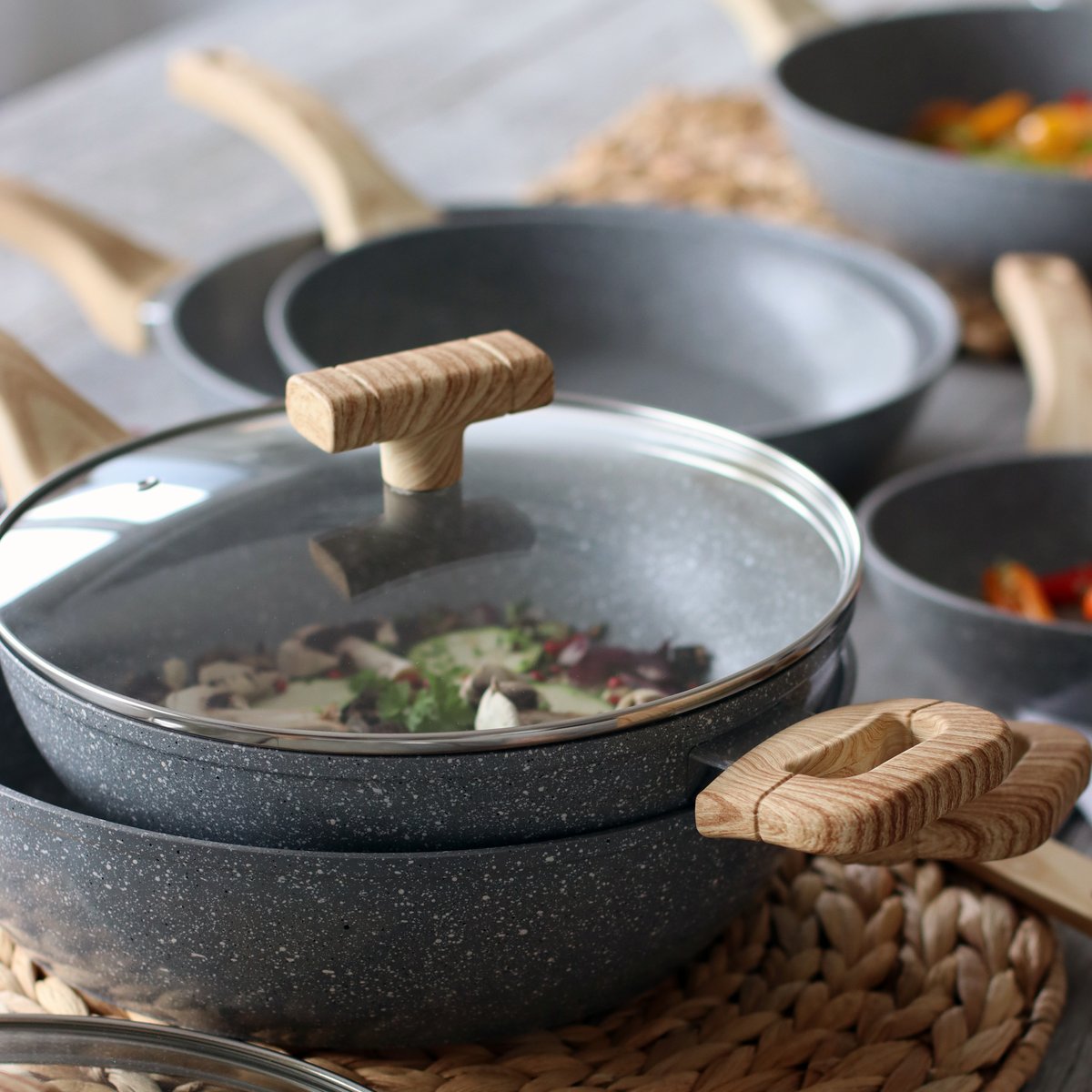 Sauteuse avec couvercle en aluminium, CANNELLE gris, MENASTYL
