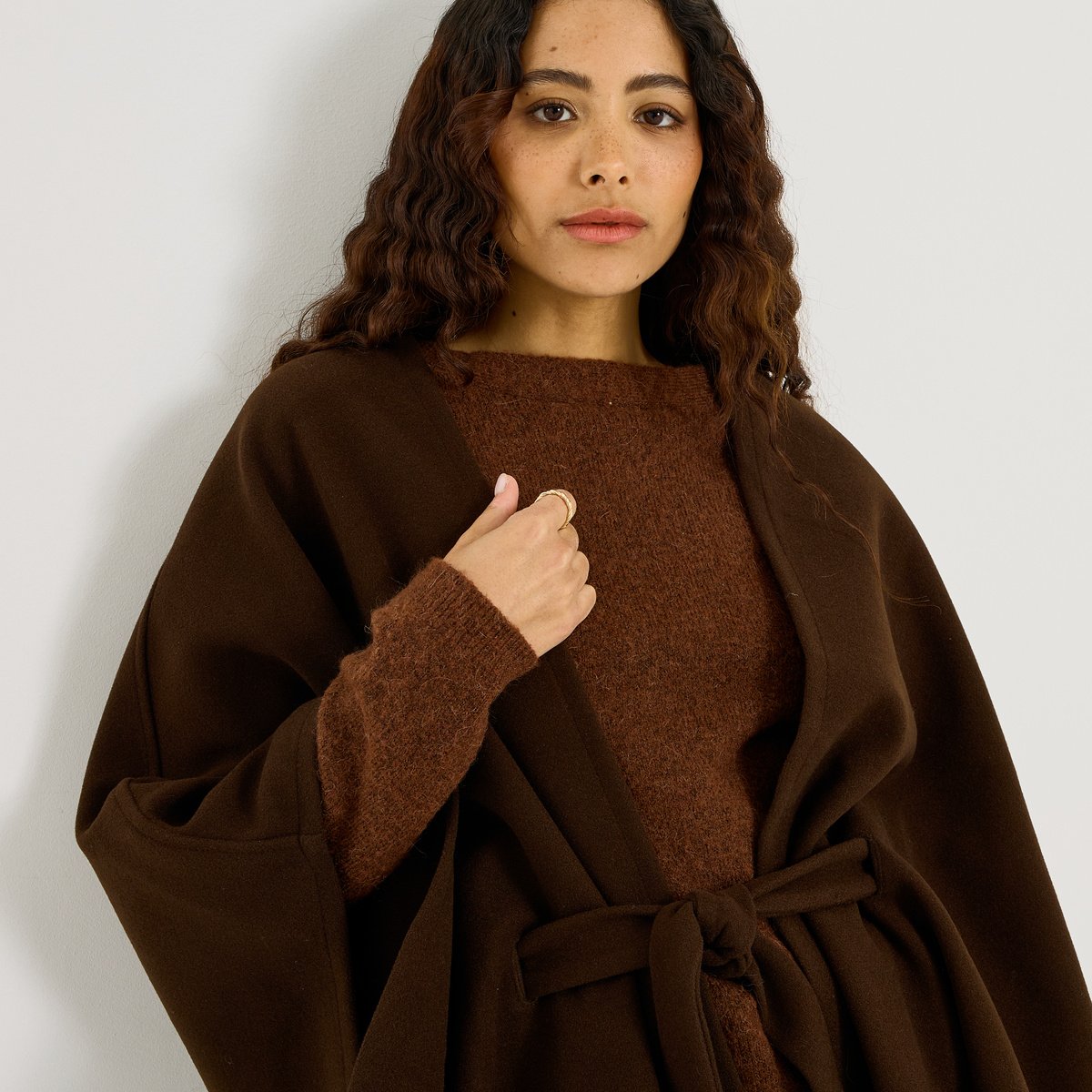 Cape structurée à ceinture marron chocolat, GRAIN DE MALICE