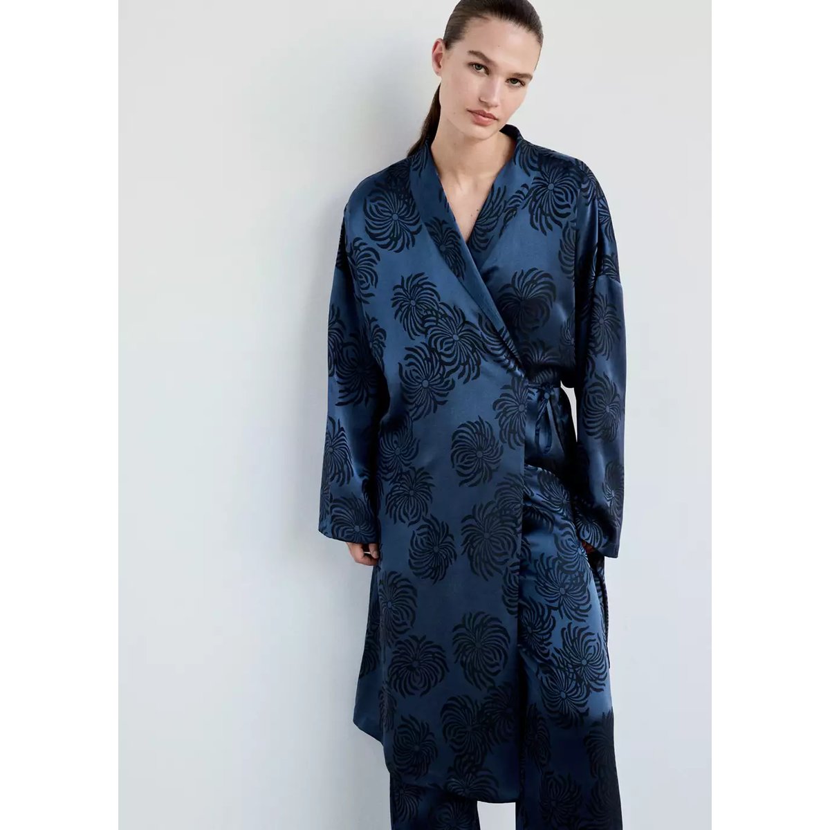 Pantalon satiné jacquard bleu nuit, MANGO