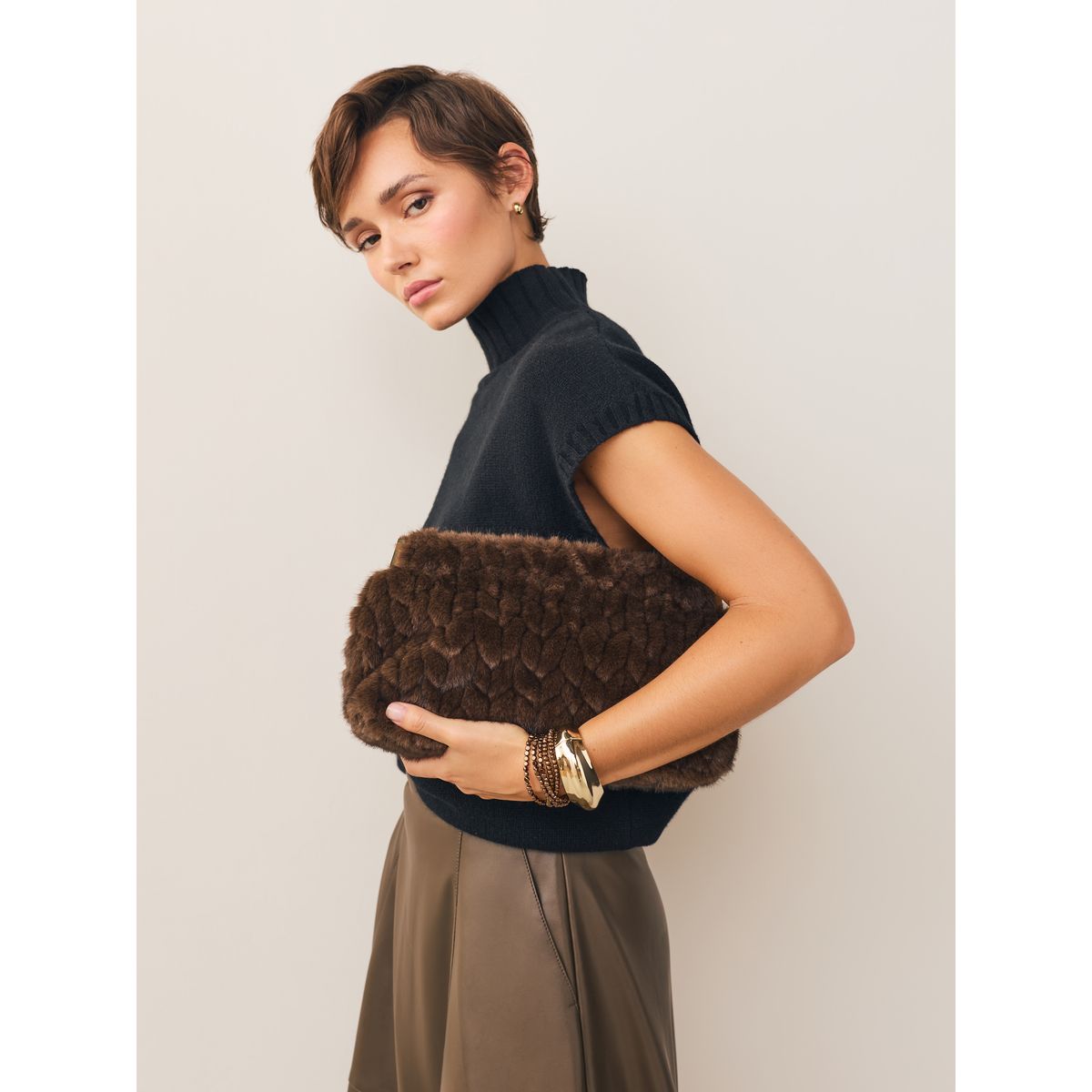 Pochette à empiècements en imitation fourrure marron chocolat, NEXT