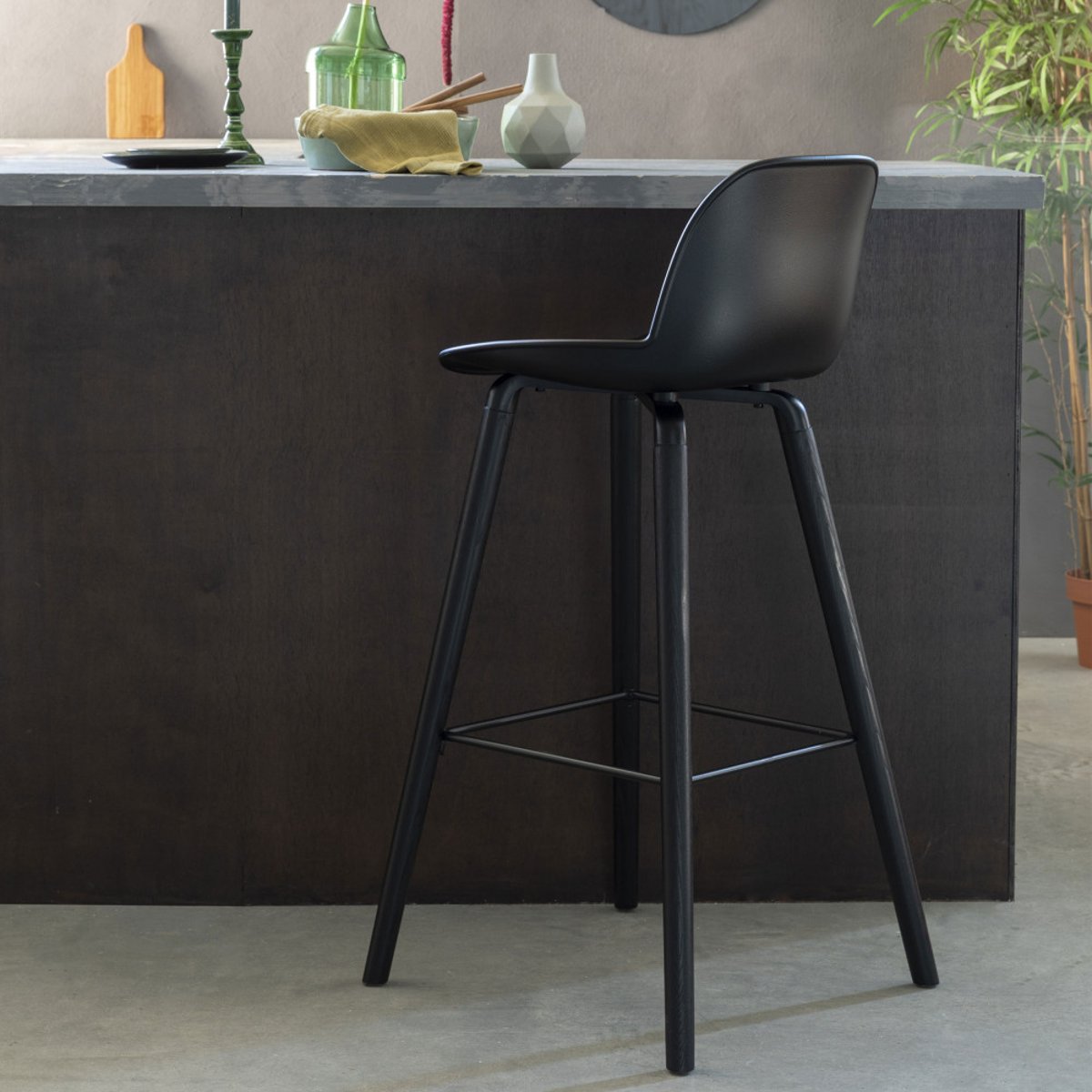 Lot de 2 tabourets de bar résine et bois pieds noirs 76cm - Albert Kuip noir, ZUIVER
