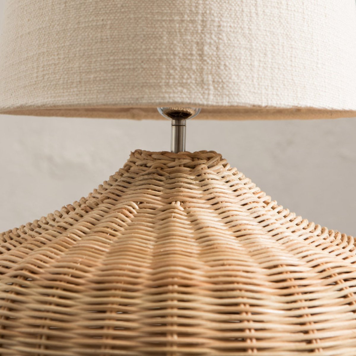 Lampe à poser en rotin Labu et abat jour en lin blanc, MILLUMINE