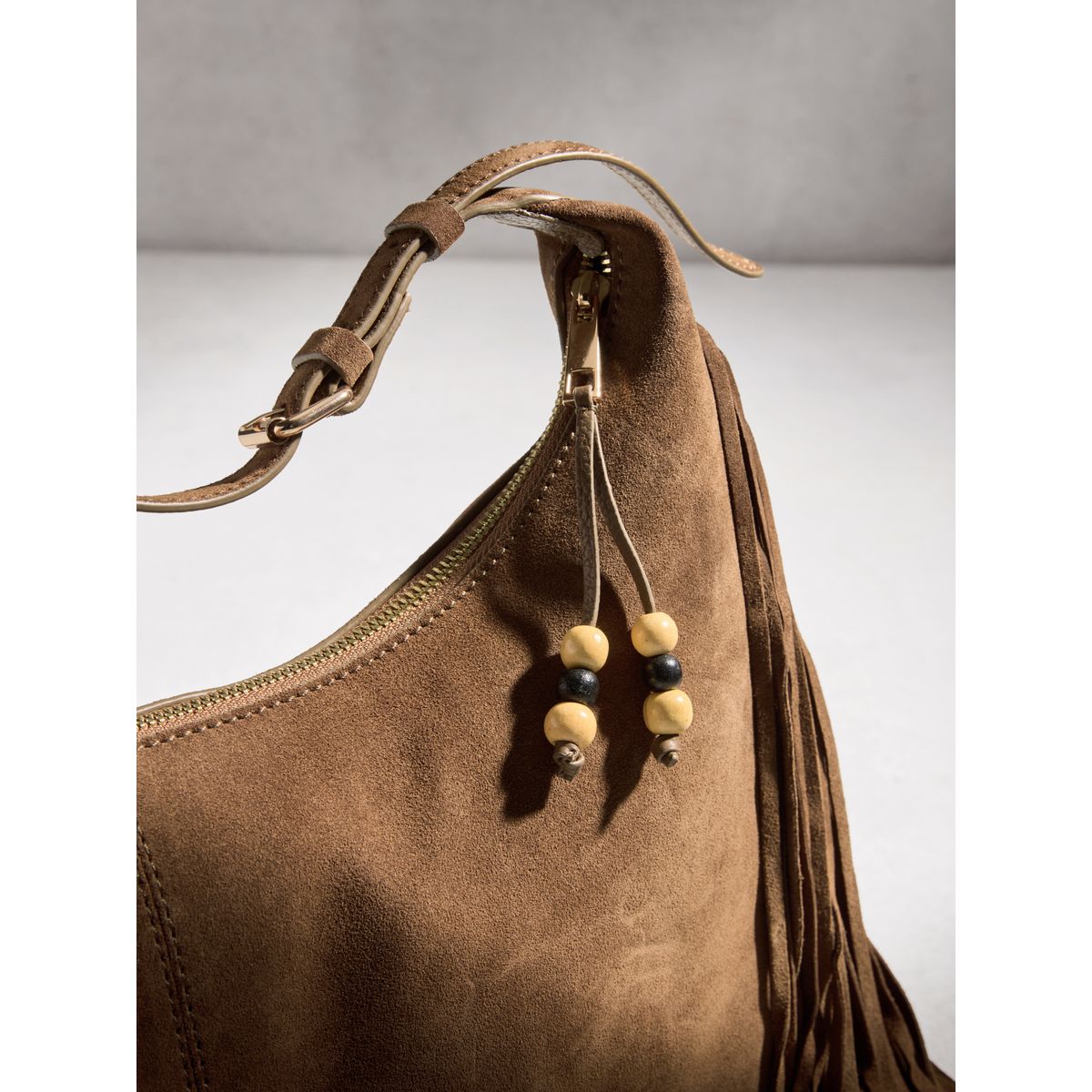 Sac bandoulière à franges en daim n. premium sable, NEXT