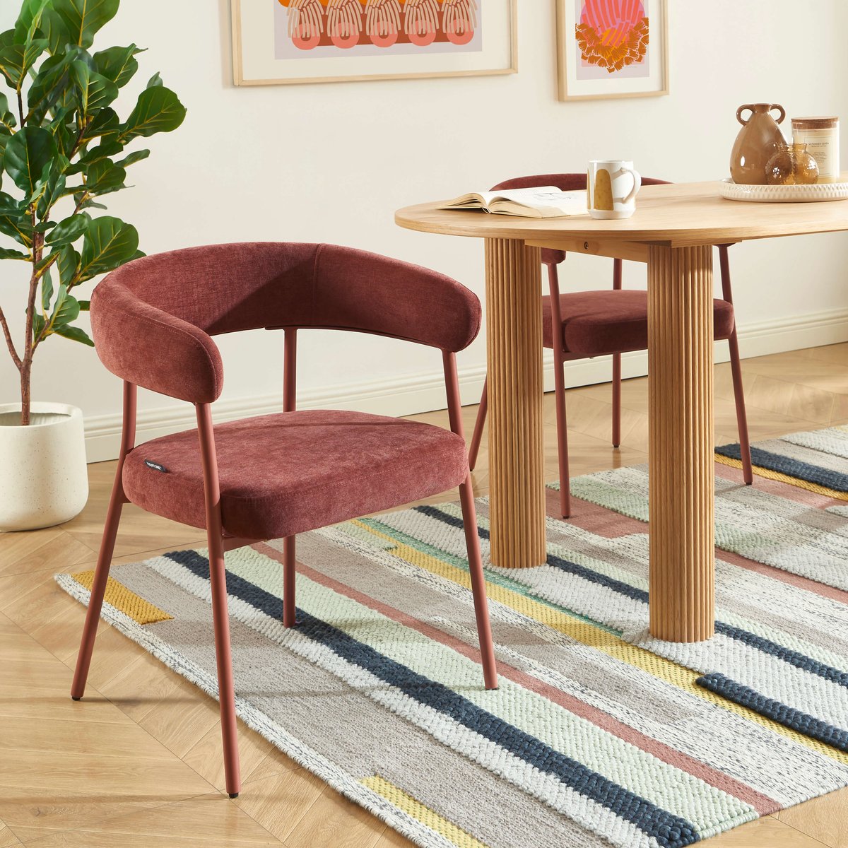 Chaise en tissu et acier terracotta, PANTONE