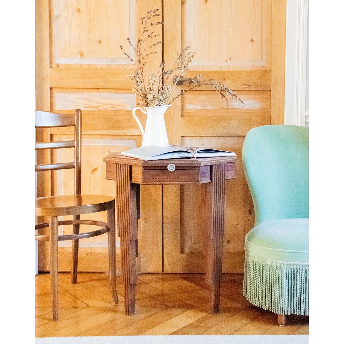 Table d'appoint bois sculpté Hanna N°1239 - Bon état bois foncé, DEBONGOUT