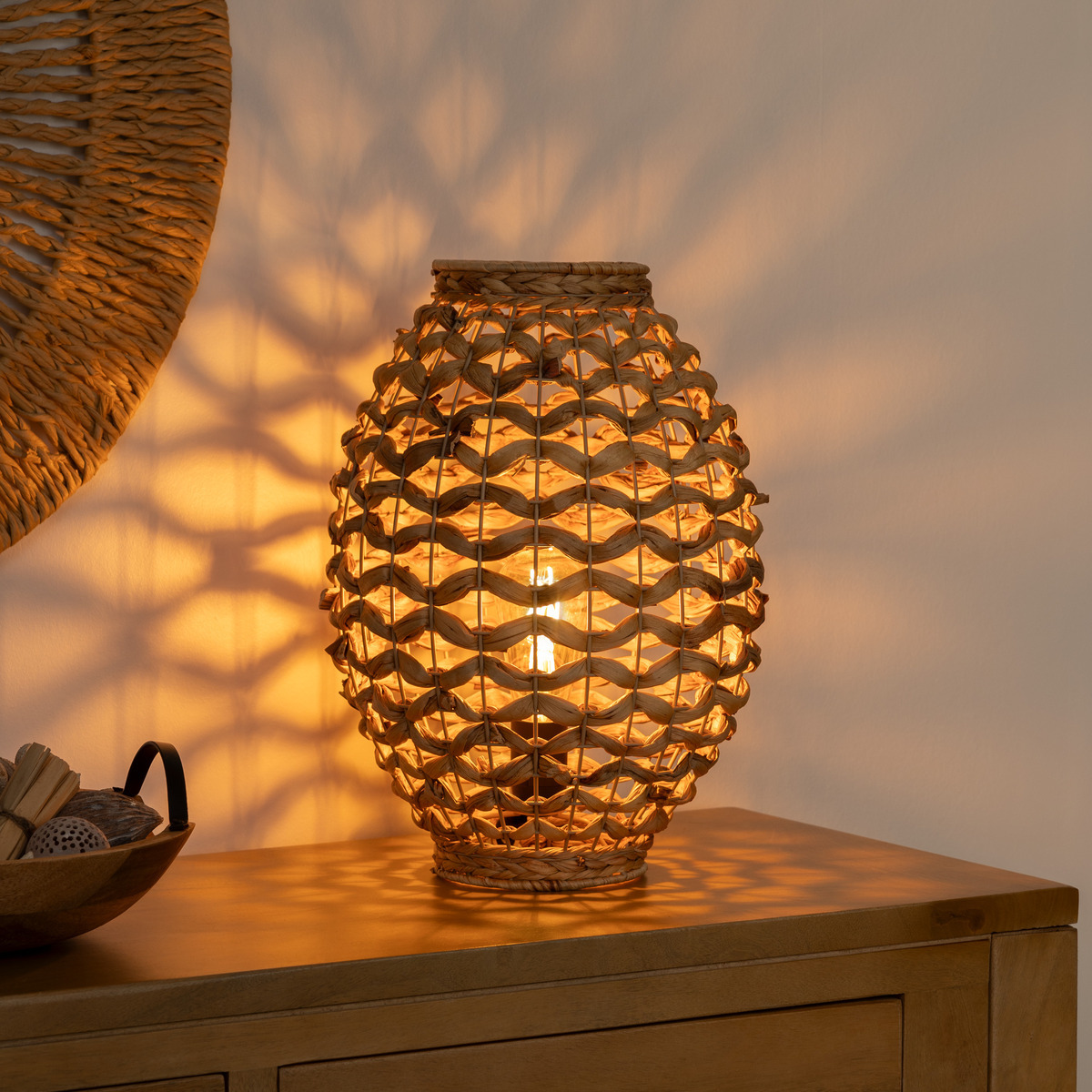 Lampe à poser en jacinthe d'eau tressée SAND beige, ATMOSPHERA