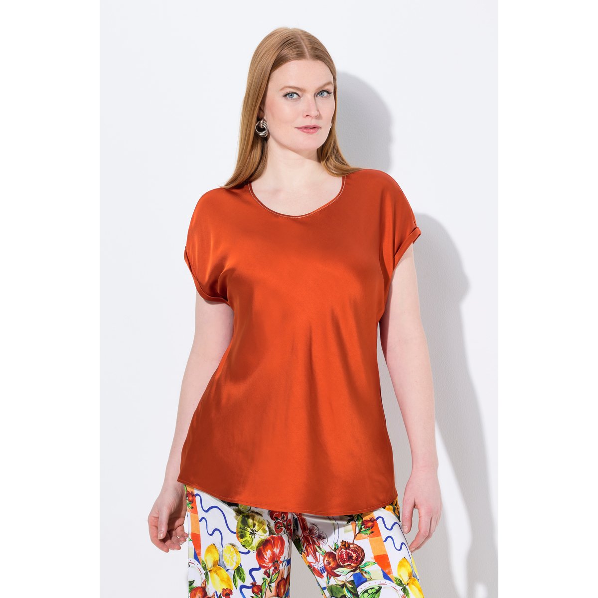Blouse en satin. Col rond à couture terre cuite, ULLA POPKEN
