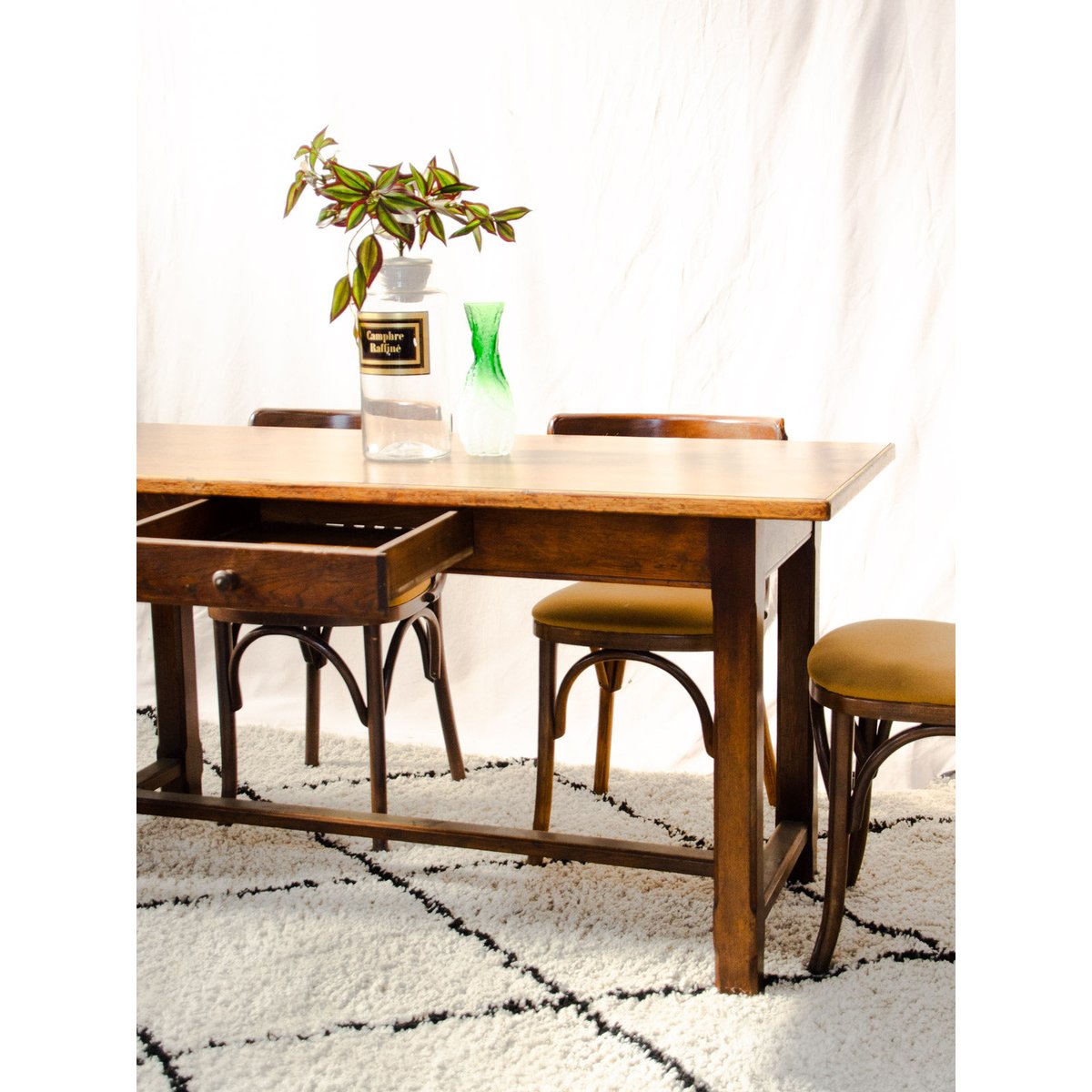 Table à manger en chêne foncé Romy N°1609 - Bon état bois foncé, DEBONGOUT