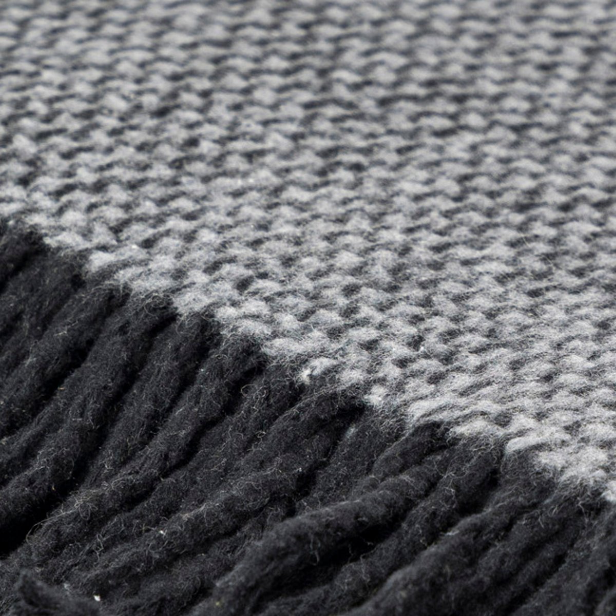 Plaid jacquard duveteux, franges, coton polyester recyclé SOMA gris et noir, MAGMA HEIMTEX