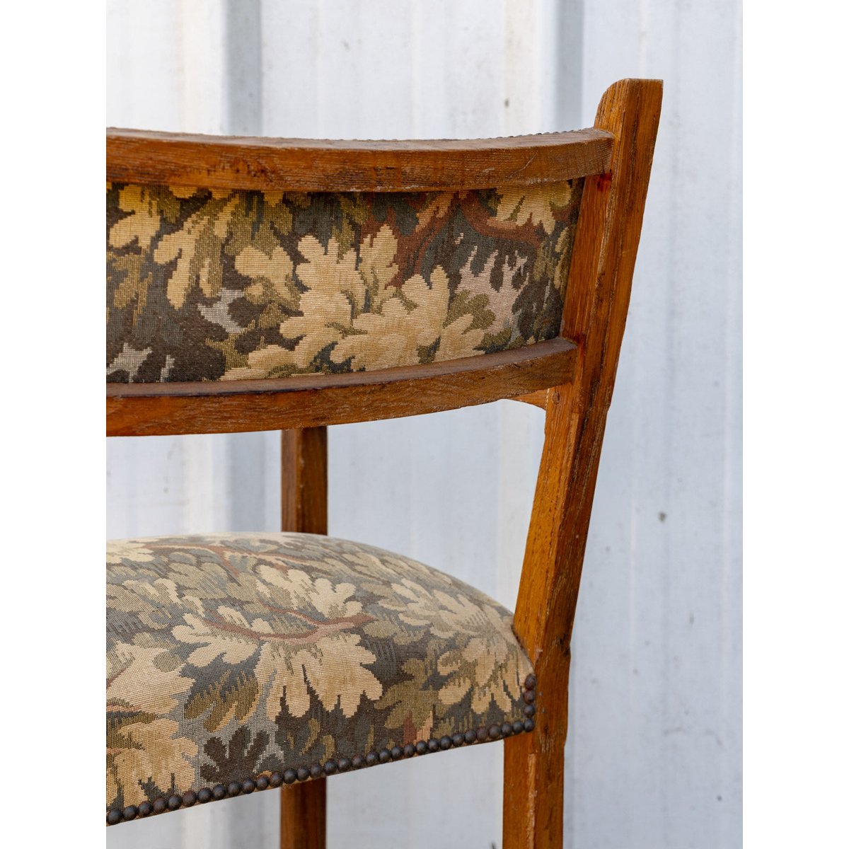 Fauteuil ancien clouté en bois et tissu Ernest N°1497 - Bon état bois foncé, DEBONGOUT