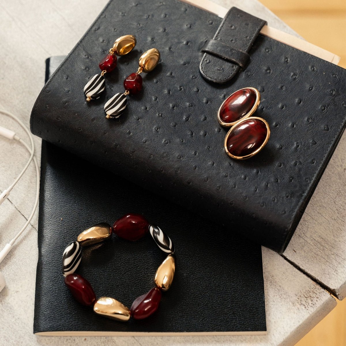 Boucles d'oreilles pendantes à galets en résine motif zèbre bordeaux, BALABOOSTE