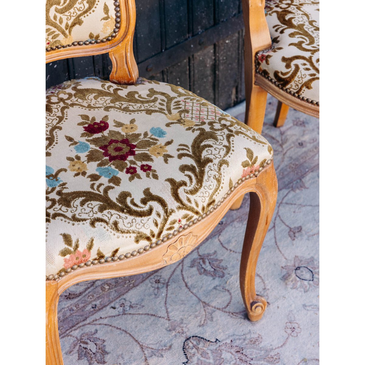 Paire de chaises au tissu floral Claude N°1556 - Bon état multicolore, DEBONGOUT