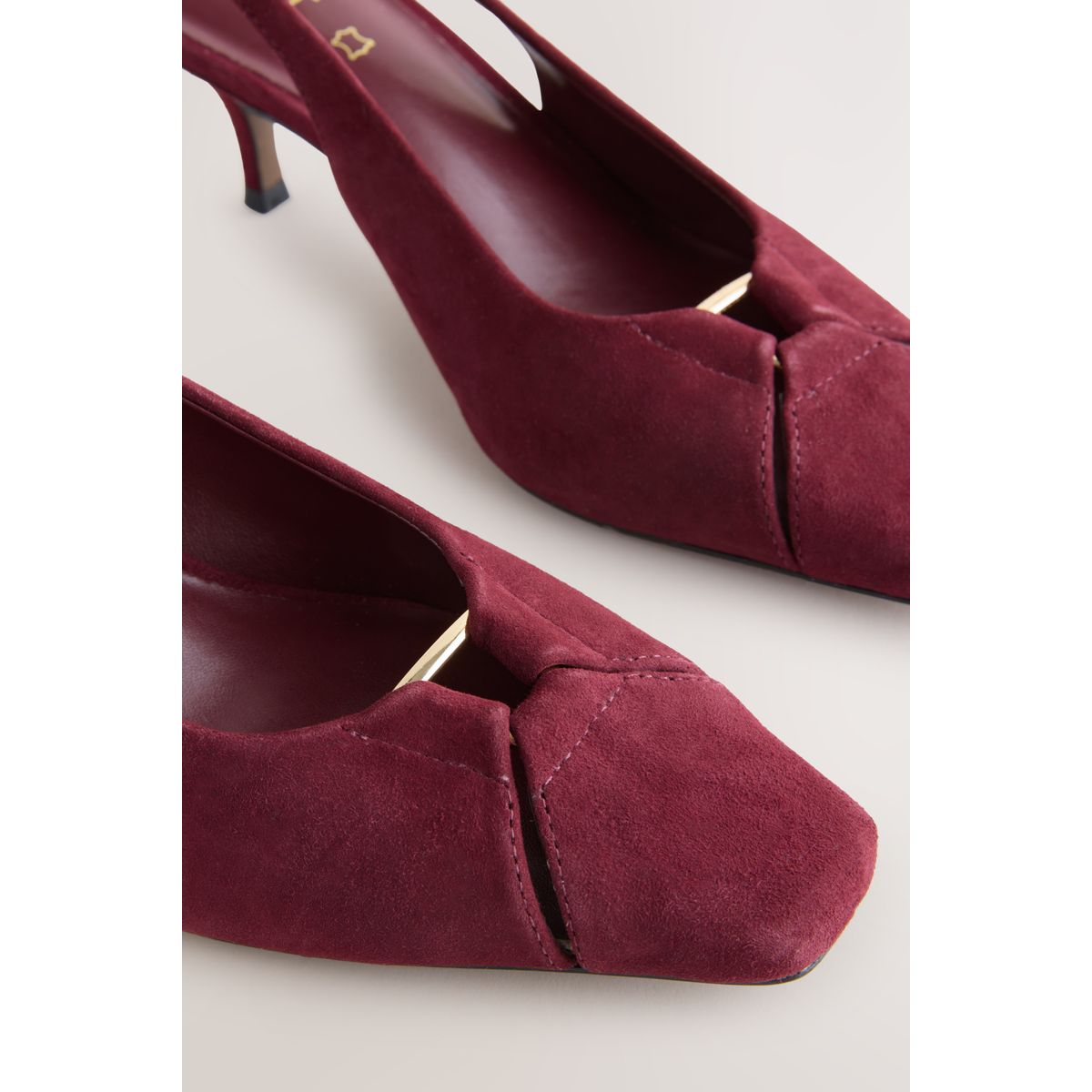 Chaussures en cuir à bride avec découpes rouge bordeaux, NEXT