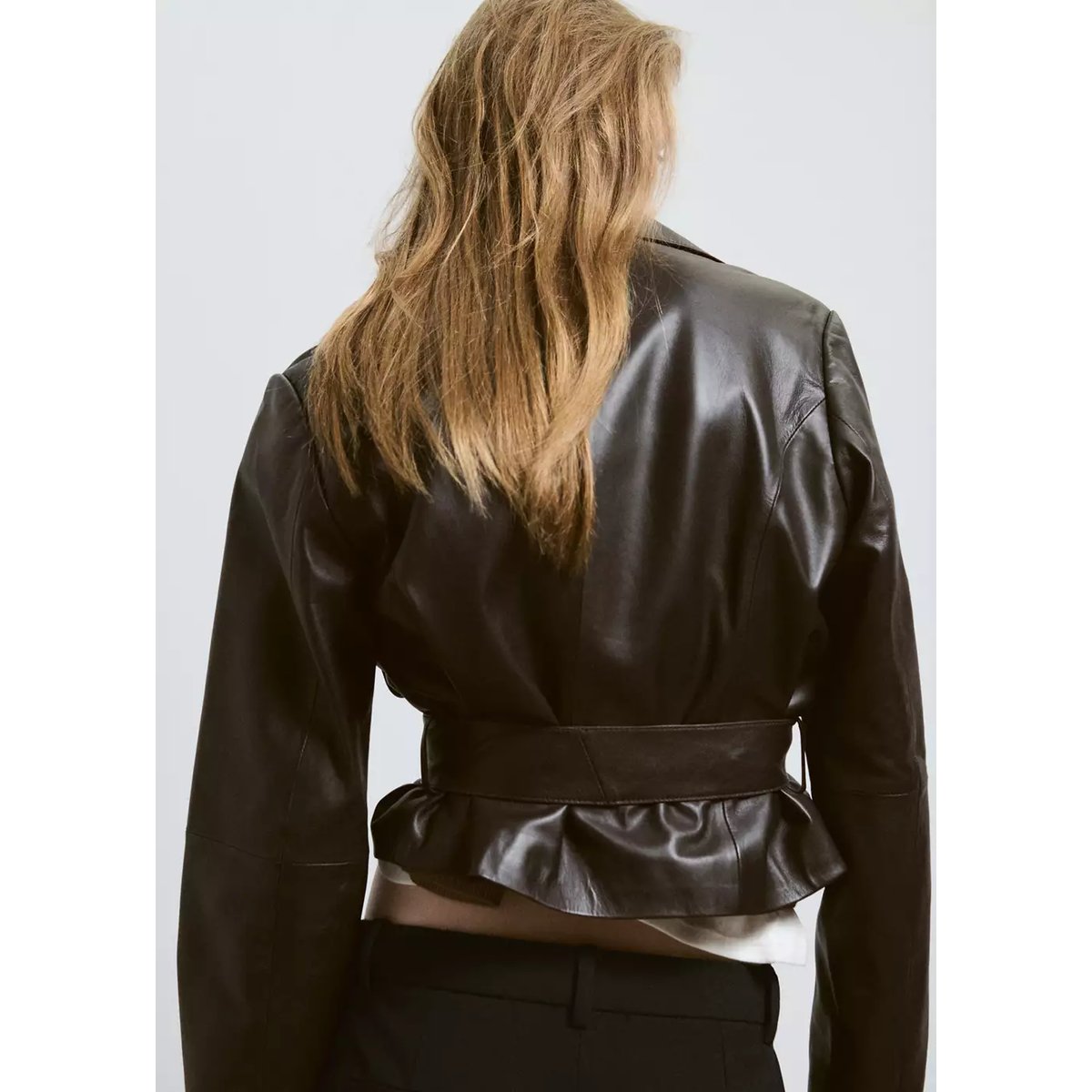 Trench crop en cuir avec ceinture chocolat, MANGO