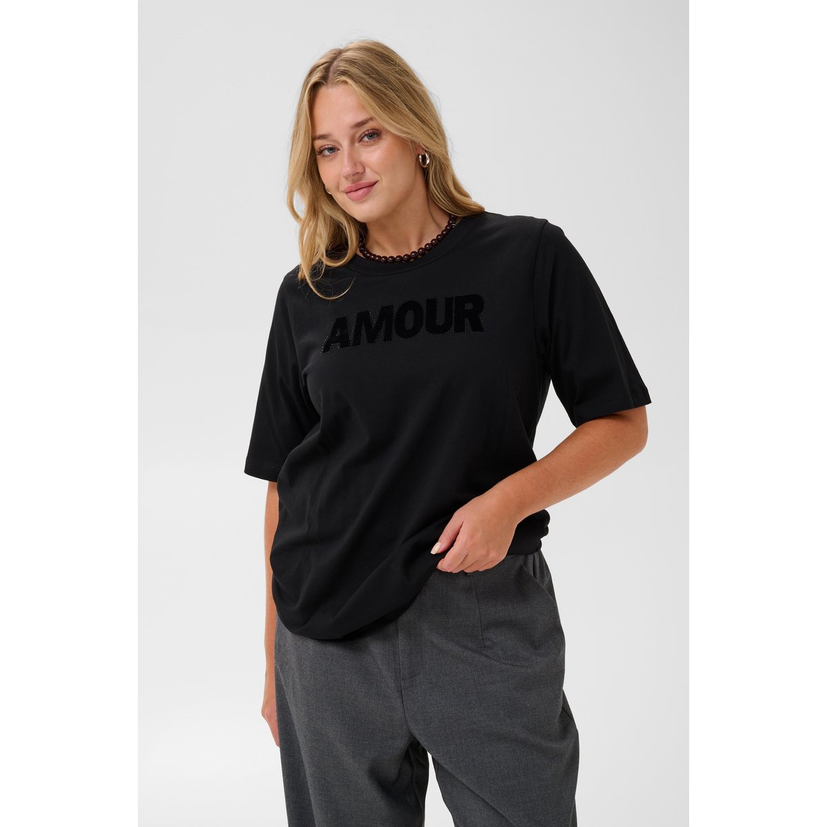 T-shirt noir black w. black text, KAFFE CURVE