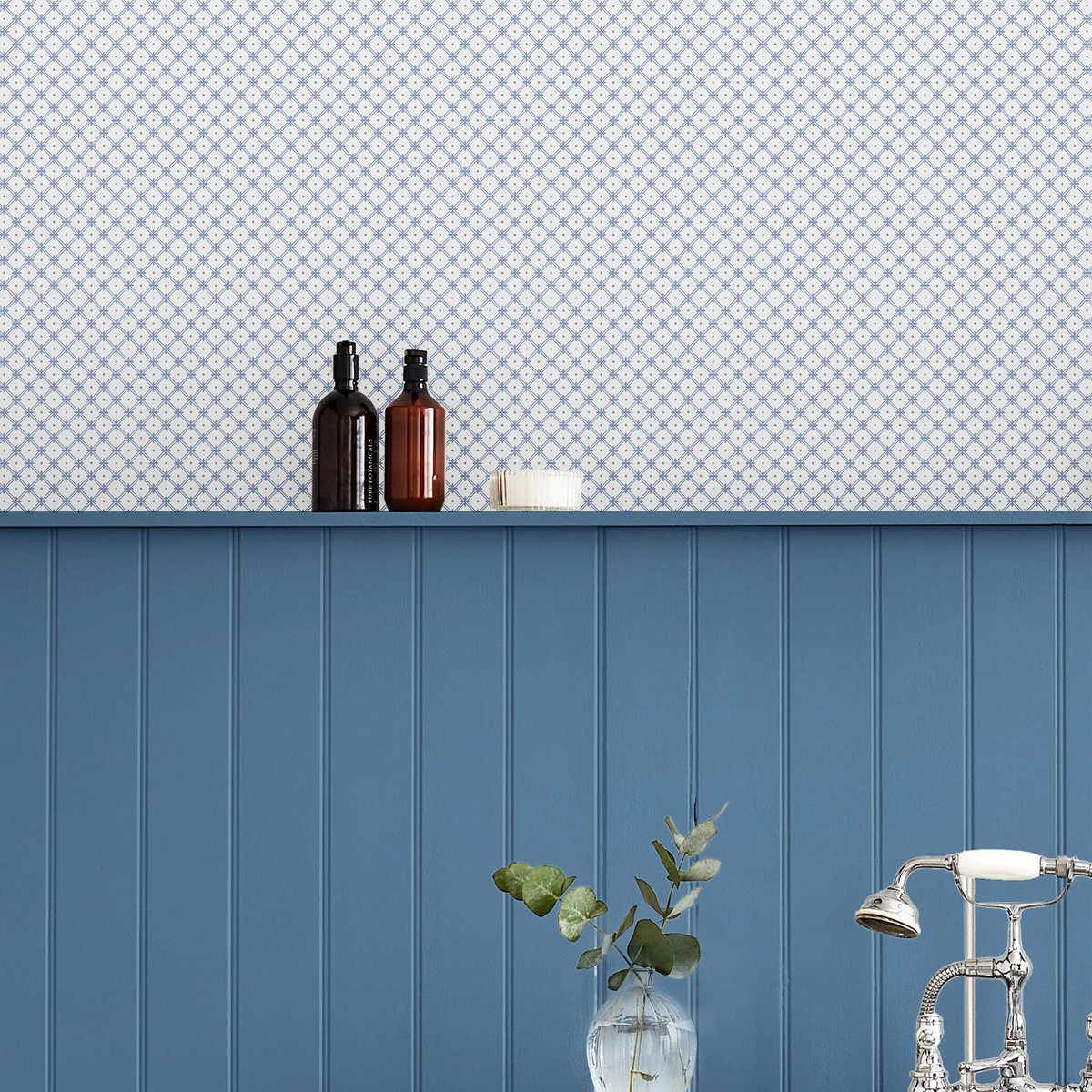 Papier peint quadrillage fleuri doux Wickerwork bleu, LAURA ASHLEY