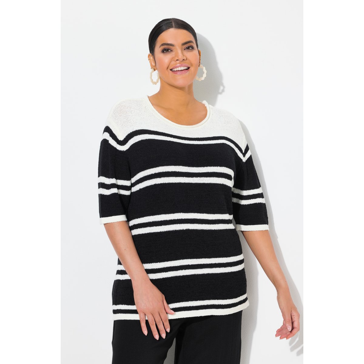 Pull à col rond et manches courtes. Coupe noir, ULLA POPKEN